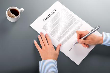 特写镜头的商人签订合同照片