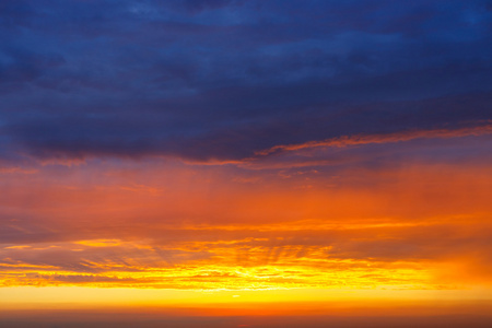 橙色 蓝色和黄色的夕阳的天空