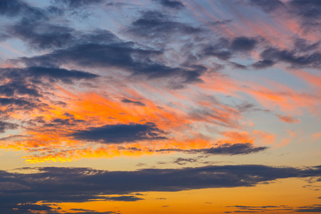 橙色 蓝色和黄色的夕阳的天空