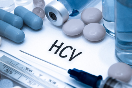 丙型肝炎病毒诊断写在一张白色的纸上。疫苗的药物及注射器
