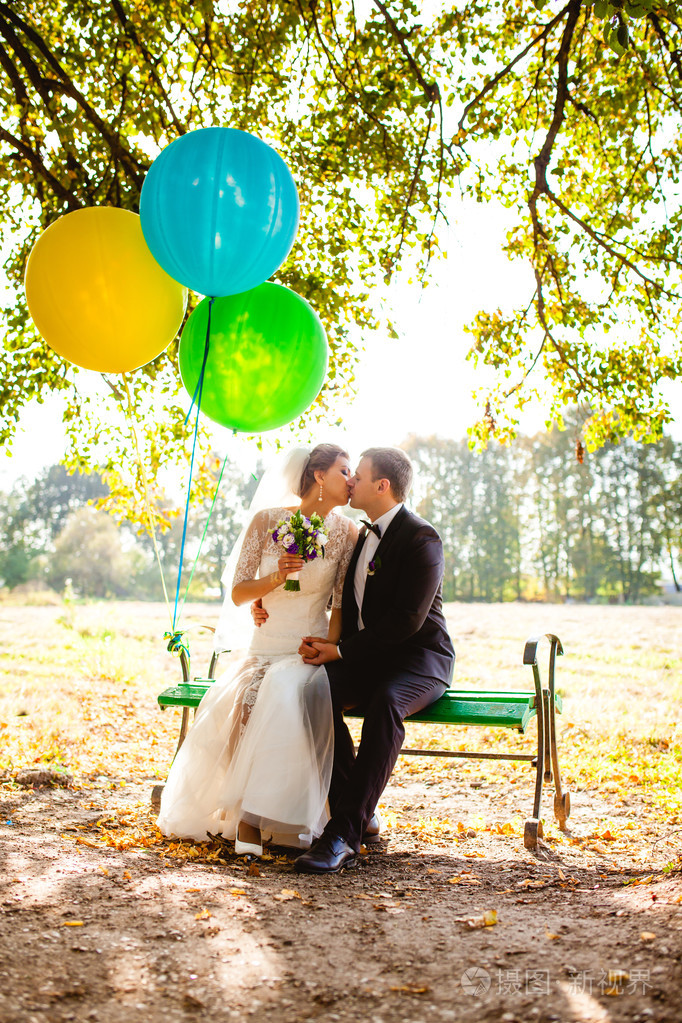 新娘和新郎坐气球坐在板凳上