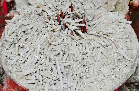 祭奠祖先锅里祖先的香灰照片