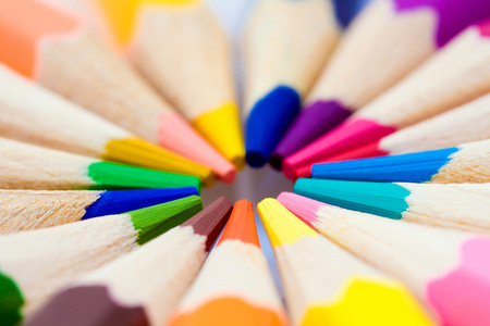 许多不同彩色铅笔在白色背景上