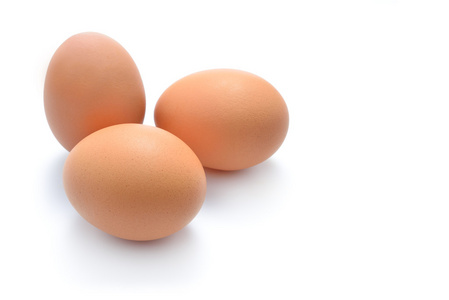 鸡蛋在白色背景上孤立的特写图片