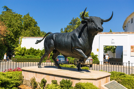 在塞维利亚，西班牙马拉加省体育馆附近的伊比利亚公牛的雕像
