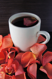 茶和玫瑰花瓣
