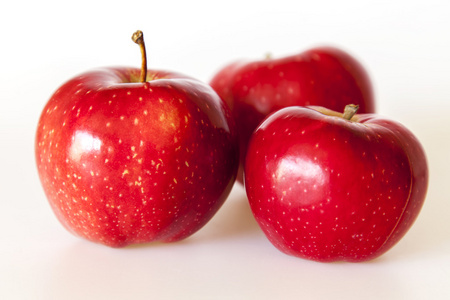 三个鲜红的成熟苹果