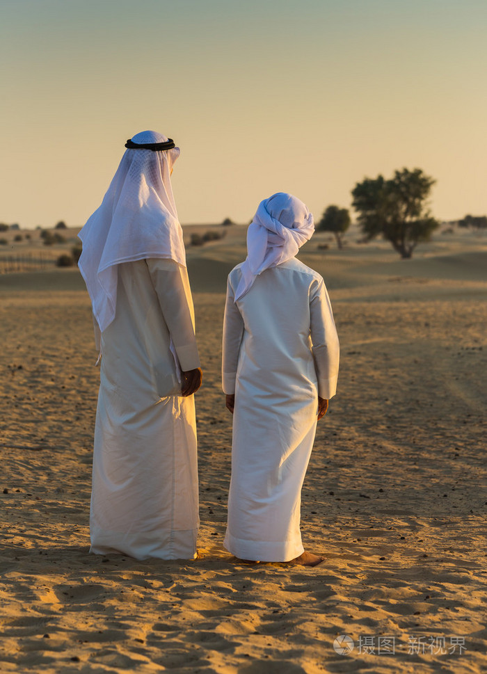 在阿拉伯沙漠的阿拉伯人