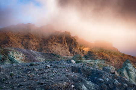 在破火山口的泰德火山岩石图片