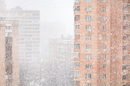 冬天的大雪和公寓房