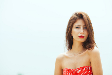 微笑的自信的年轻亚洲中国美女女人的画像照片