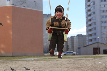 孩子们在操场上玩