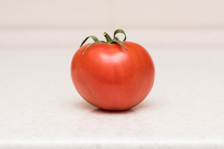 成熟的红番茄，绿色流苏