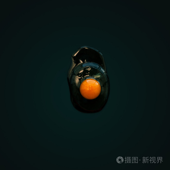 生鸡蛋蛋黄在黑色背景上