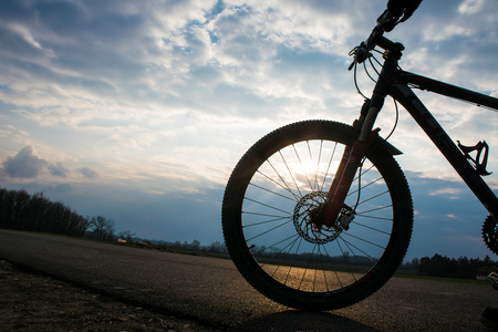 山地自行车的把戏。山地自行车单车单跟踪在日出健康的生活方式现役运动员做运动