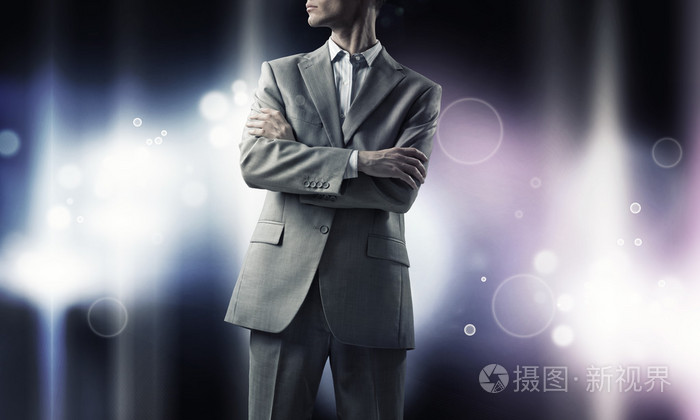 商人双臂交叉在胸前