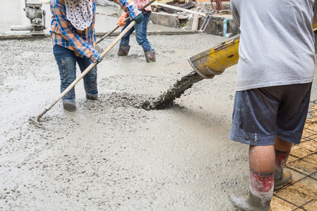 建设系列 构建水泥路面的工人