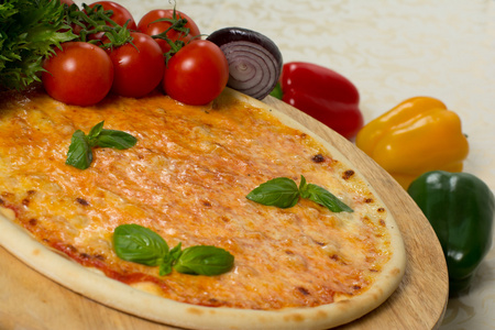 在木板的蔬菜，新鲜的意大利比萨四奶酪关闭