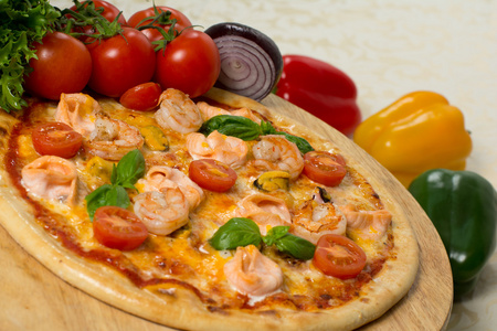 新鲜的意大利海鲜比萨饼在木板与蔬菜, 关闭
