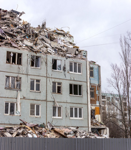 拆屋.在废墟的房子照片