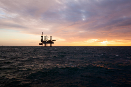石油平台在日落时图片