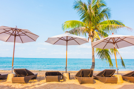 遮阳伞和椅子上热带海滩
