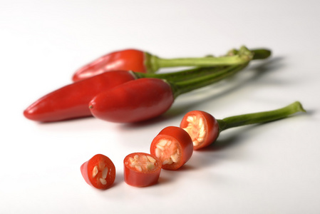 辣的红辣椒串和一个切割图片