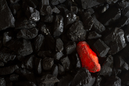对原料煤的红热木炭