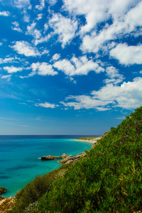 美丽的景色的爱奥尼亚海与阿尔巴尼亚的石滩