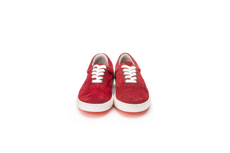 红色麂皮绒儿童花边白色背景上的皮鞋