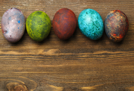 在一张桌子上的复活节彩蛋