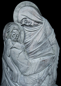 圣母玛利亚与耶稣基督的银色雕像，在她的怀里