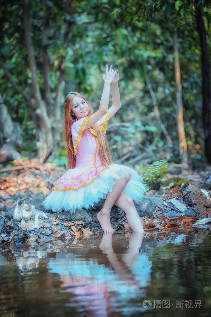亚洲漂亮的芭蕾舞女孩穿上自然