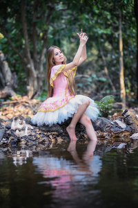 亚洲漂亮的芭蕾舞女孩穿上自然