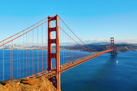 著名的金门大桥在 San Francisco，美国