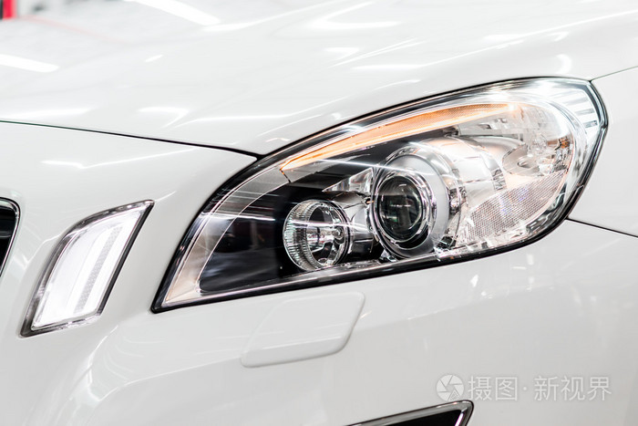 爱车保养系列干净的白色车头灯