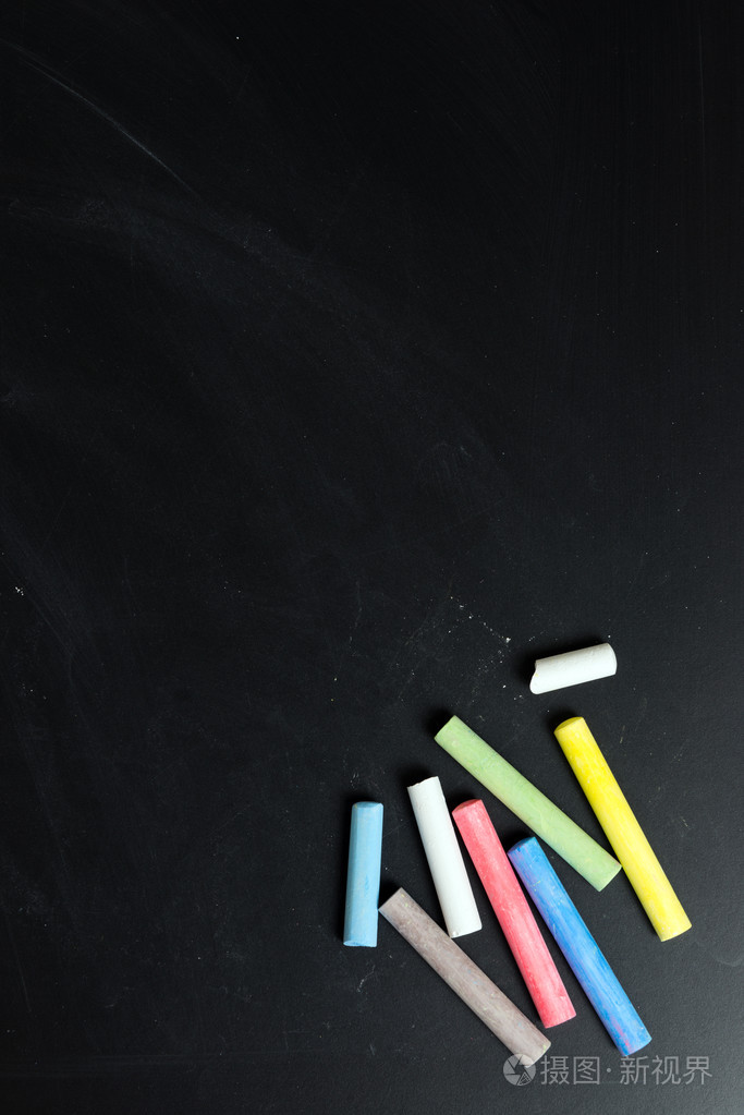 彩色粉笔在黑板上照片-正版商用图片1mq83h-摄图新视界