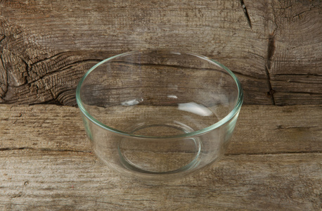 木制的背景上的空玻璃碗