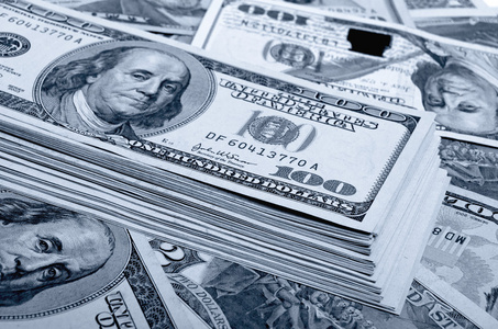 的现金带有资产负债表和钢笔的剪贴板资产负债概念现金返还,金钱回报