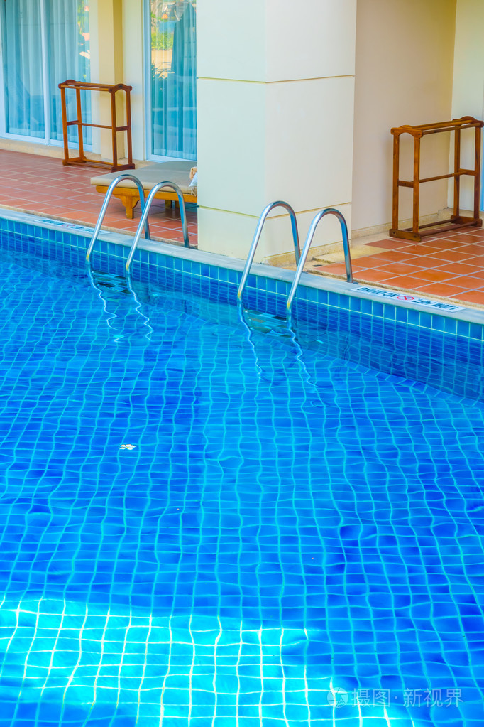 美丽的豪华游泳池