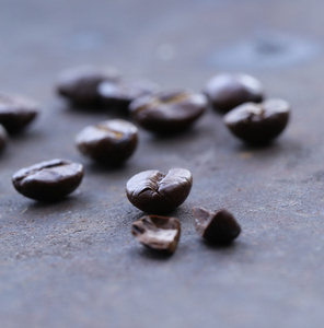 宏的咖啡豆在钢的背景下，柔焦镜头