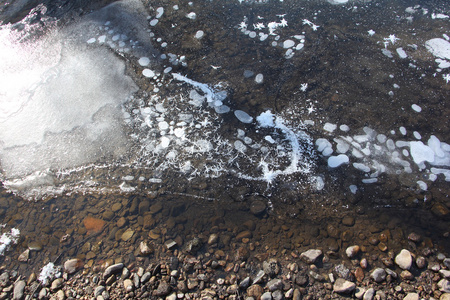 解冻河薄冰上的白霜形成图片