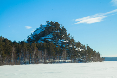 远处的雪山。冬季景观。哈萨克斯坦国家公园 Burabai Borovoe