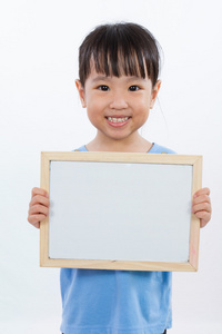 亚洲中国小姑娘抱着白板