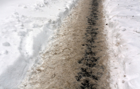 在雪地中的行人路径