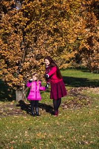 母亲和女儿在 park.happy 母亲和女儿在秋天的公园