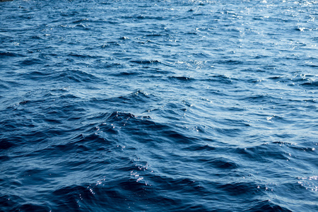 海浪在蓝色的海洋