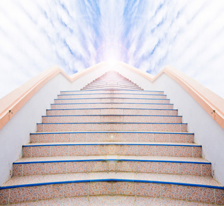 通向成功的阶梯: 楼梯和美丽的云天空照片