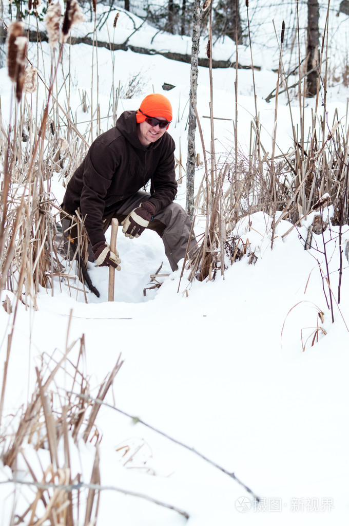 猎人设置水陷阱