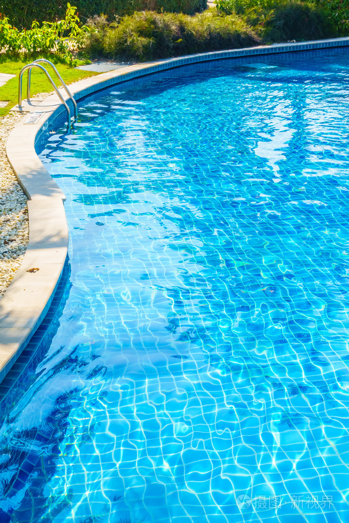 美丽的豪华游泳池